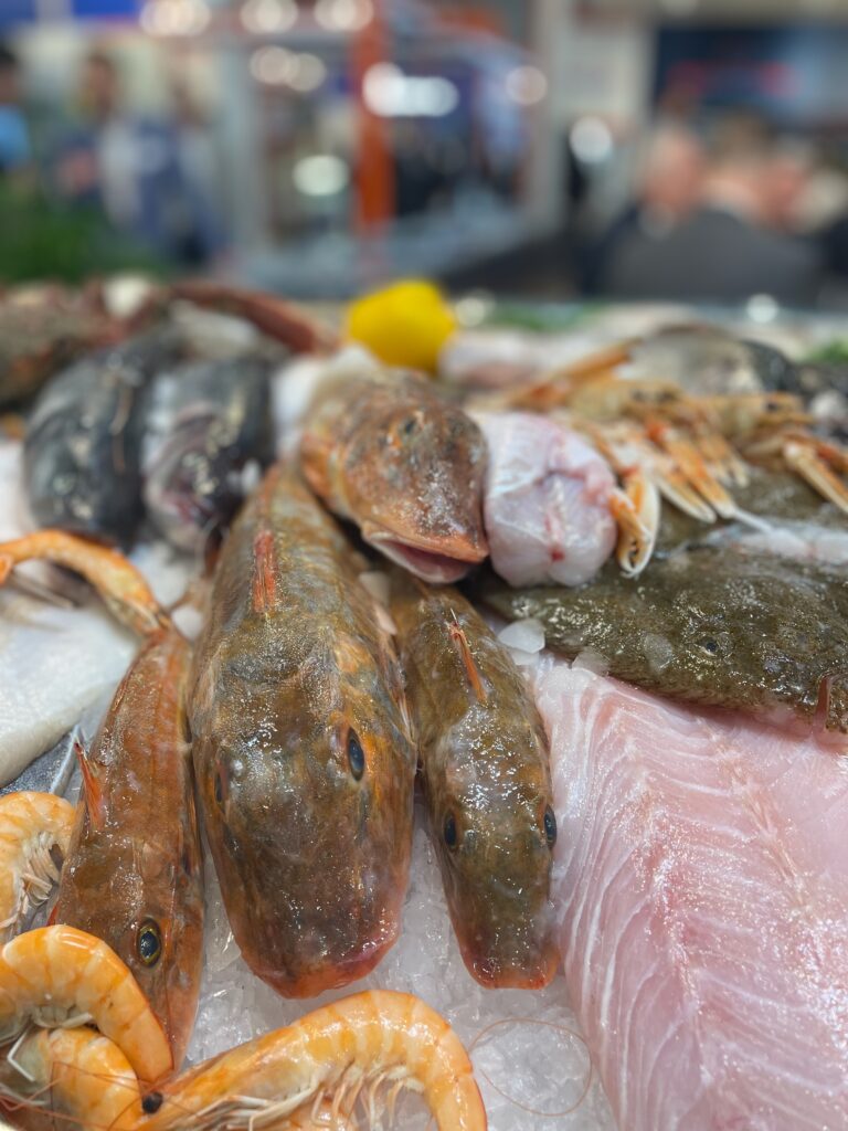 Frischer Fisch in einer Theke